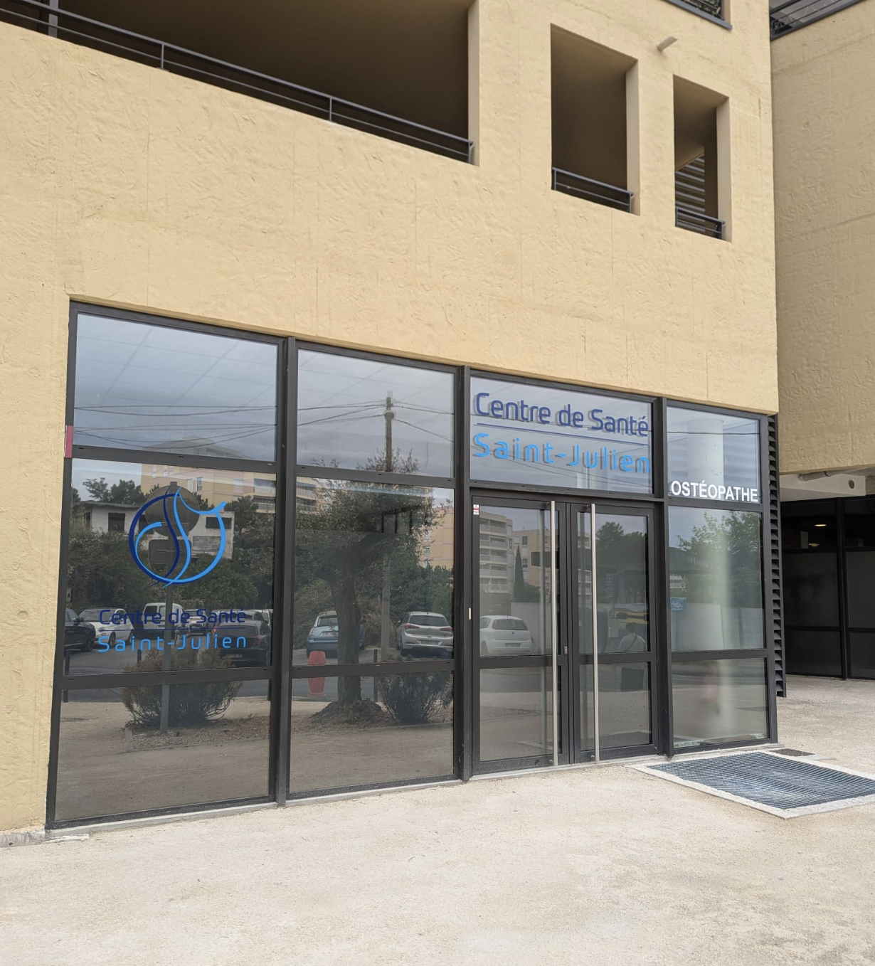 Entrée du Centre de Santé Saint-Julien