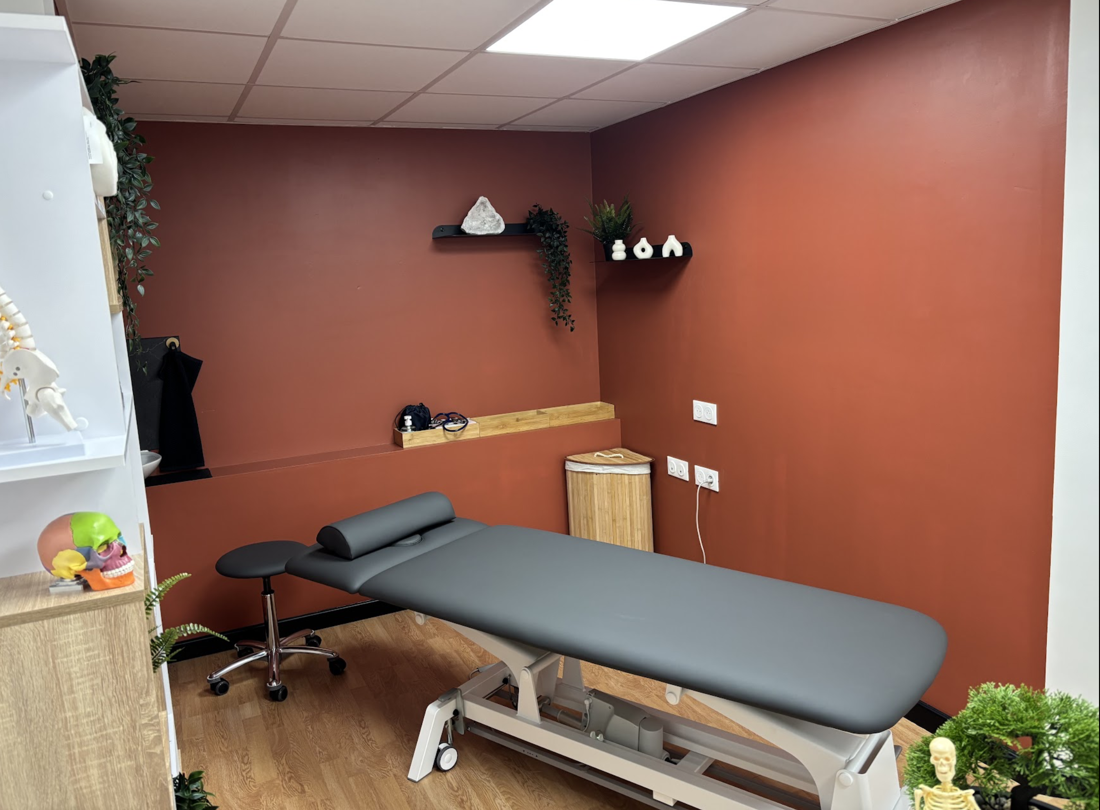 Table de consultation dans la salle de soins